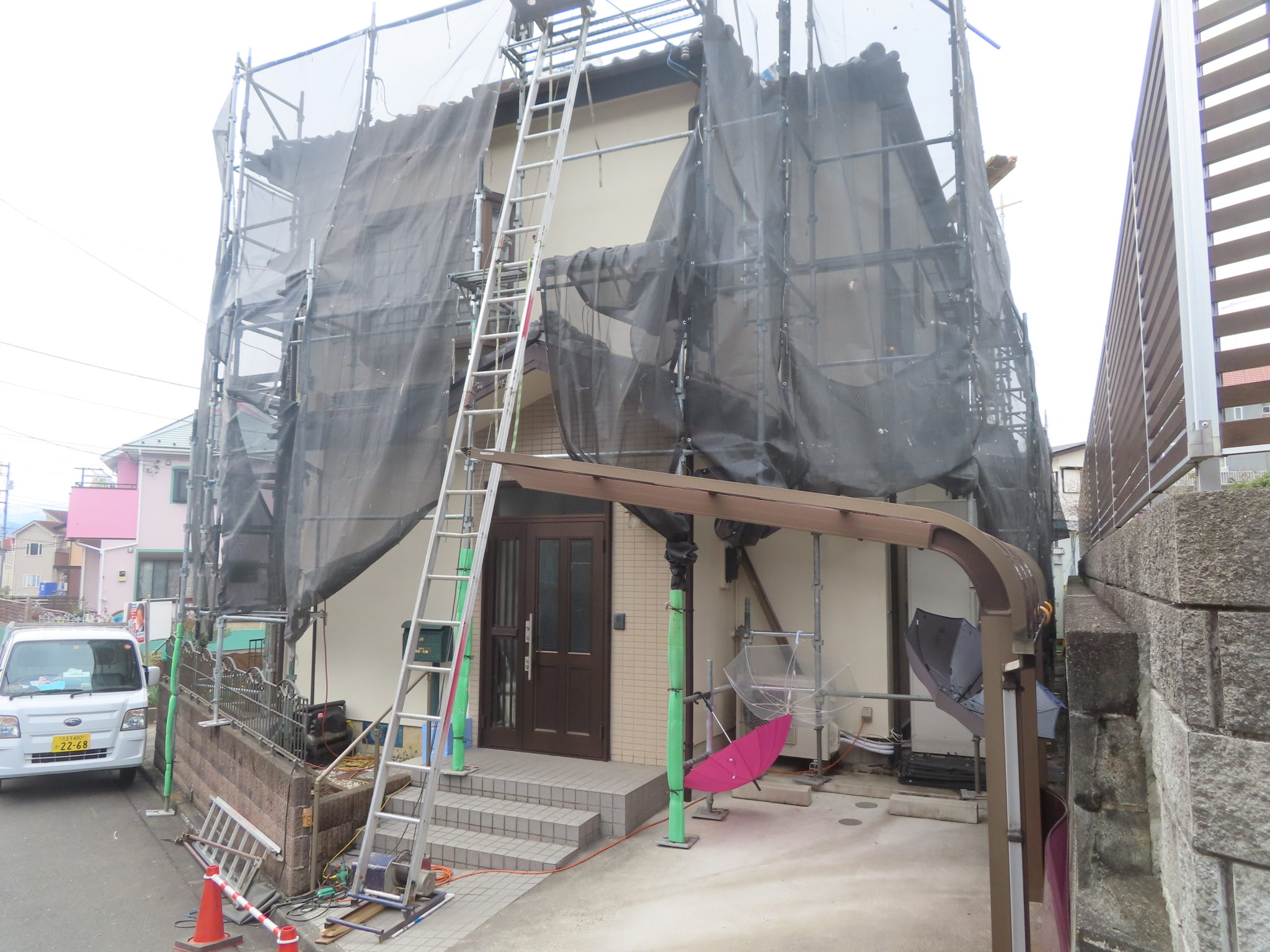 株式会社エイトリフォーム | 町田市にて屋根工事が始まりました！